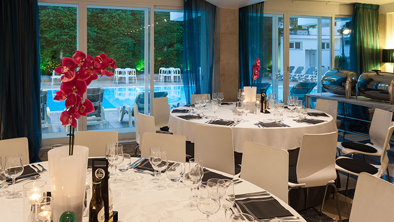 Pent dekket bord med hvit duk på hovedrestaurant på Hotel Londres