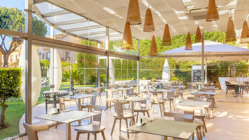 Uteomrde i restauranten