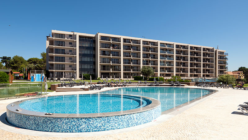 Svmmebasseng foran hotell Vila Gale.