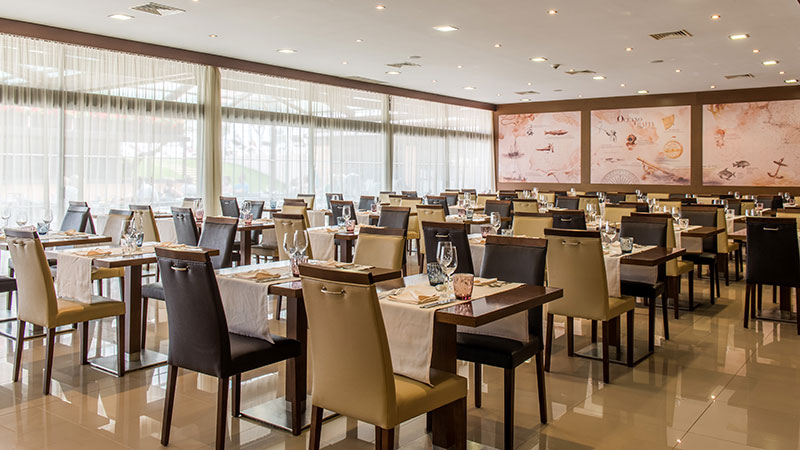 Bord og stoler i restaurant p hotell