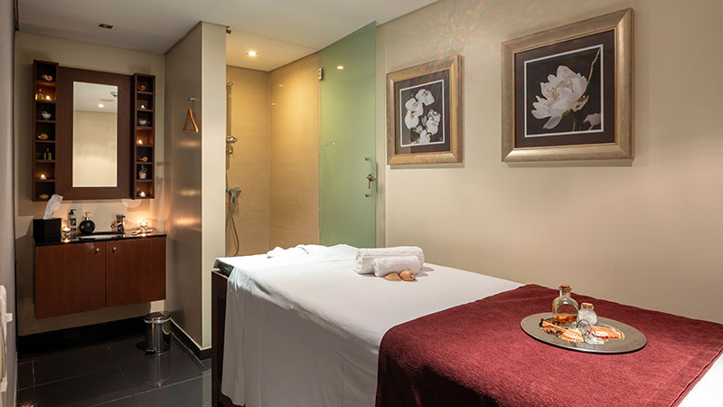 Massasjebenk i hotellets sparom