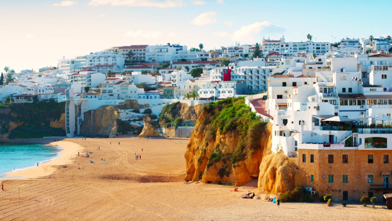 Strand og hvite hus i Albufeira