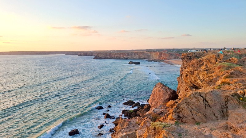 Solnedgang ved kystlinjen i Sagres