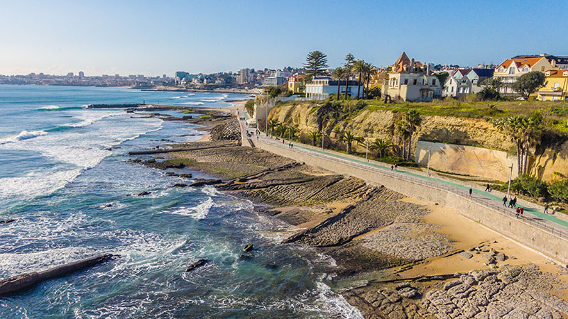 Strandpromenade fra Estoril til Cascais foran Atlanterhavet
