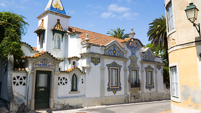 Liten kirke i bakgatene i Cascais