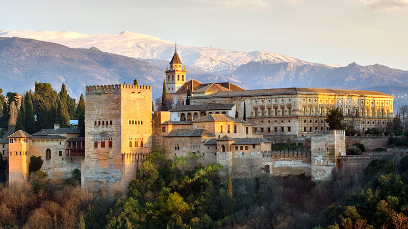 Utsikt mot alhambra i Granada. Fjell i bakgrunnen.