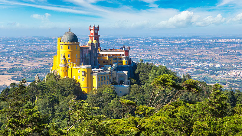 Stort og fargerikt palass på en ås i byen Sintra.