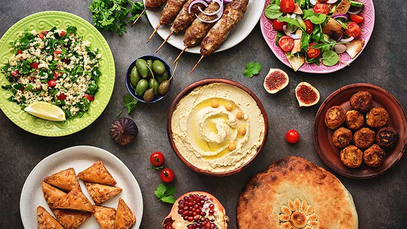 forskjellige tapasretter som hummus, fiken, tomater med mer