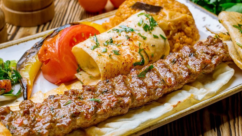 kebab og grnnsaker p en tallerken