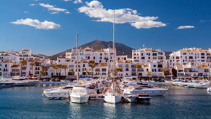 Havnen i Puerto Banus med seilbter og hvite hus i bakgrunnen