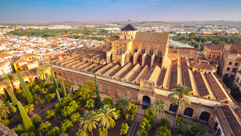 Cordobas vakre mosk-katedral La Mezquita sett ovenfra