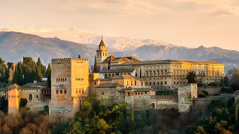 Kongepalasset Alhambra i Granada med fjell i horisonten