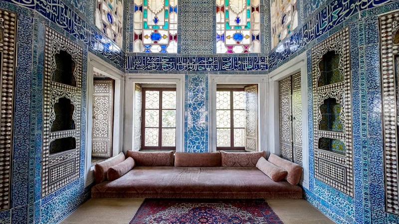 en bygning med mosaikk kunst 