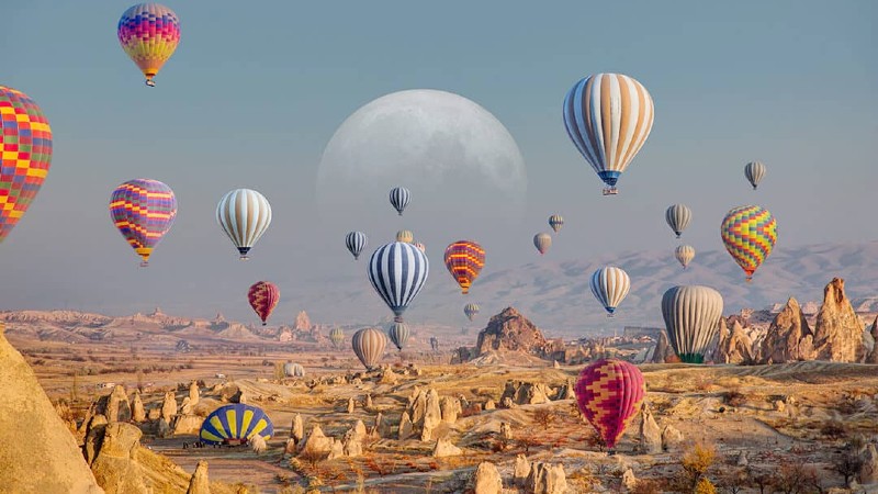Luftballonger, fjell og slettelandskap