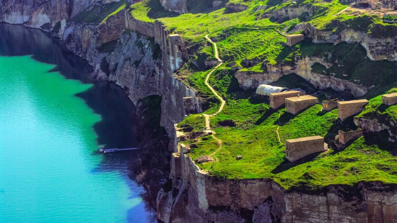 klippelandskap med bebyggelse